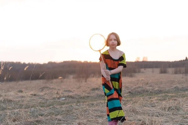Mała Dziewczynka Polu Wiosną Siatką Stojąc Kolorowej Sukni — Zdjęcie stockowe