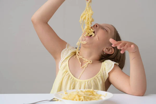 Bambina Che Mangia Pasta Seduta Tavolo Abito Giallo — Foto Stock