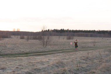 bir ağ ile bir alanda baharda küçük kız