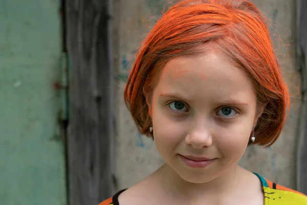 Retrato Una Chica Del Pueblo Con Pelo Rojo —  Fotos de Stock