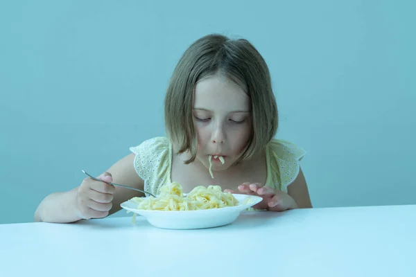 Petite Fille Manger Des Pâtes Assis Une Table Dans Une — Photo