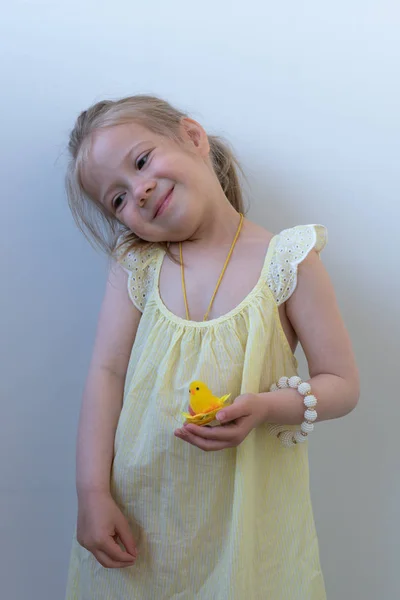 Niña Con Pájaro Juguete Pie Vestido Amarillo — Foto de Stock