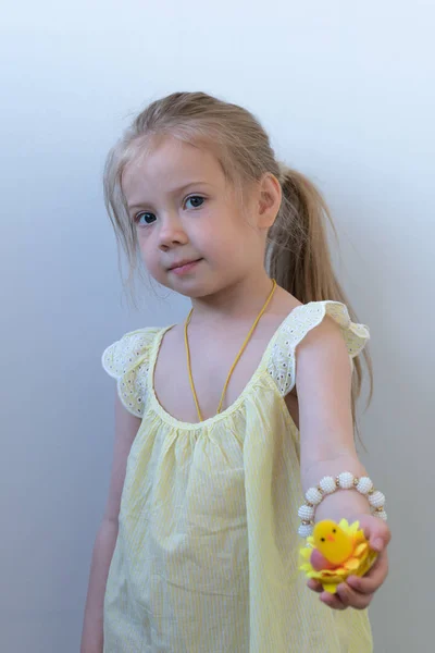 Niña Con Pájaro Juguete Pie Vestido Amarillo — Foto de Stock