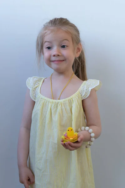 Niña Con Pájaro Juguete Pie Vestido Amarillo — Foto de Stock