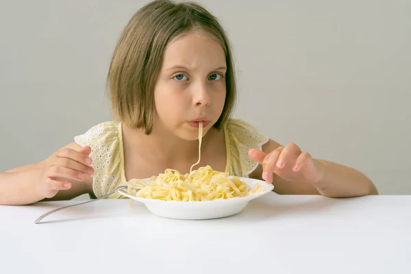 Petite Fille Manger Des Pâtes Table Blanche — Photo