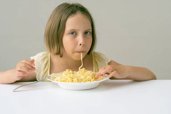 Menina Comendo Macarrão Mesa Branca — Fotografia de Stock