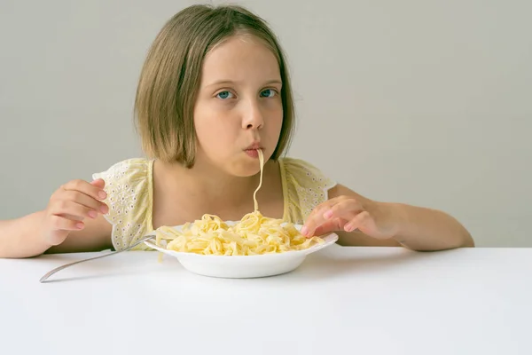 Petite Fille Manger Des Pâtes Table Blanche — Photo