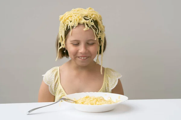 Petite Fille Manger Des Pâtes Table Blanche — Photo