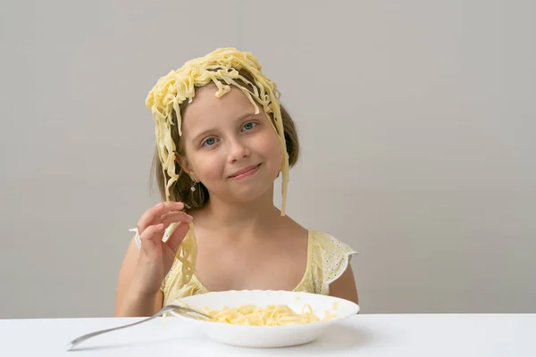 Menina Comer Macarrão Mesa Branca — Fotografia de Stock