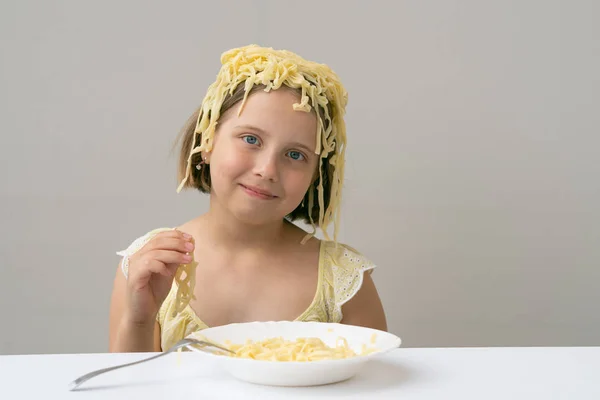 Menina Comendo Macarrão Mesa Branca — Fotografia de Stock