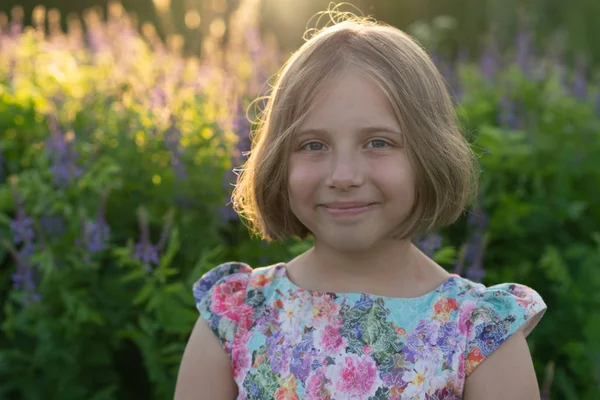 Porträtt Sommar Tjej Sommaren Ett Fält — Stockfoto