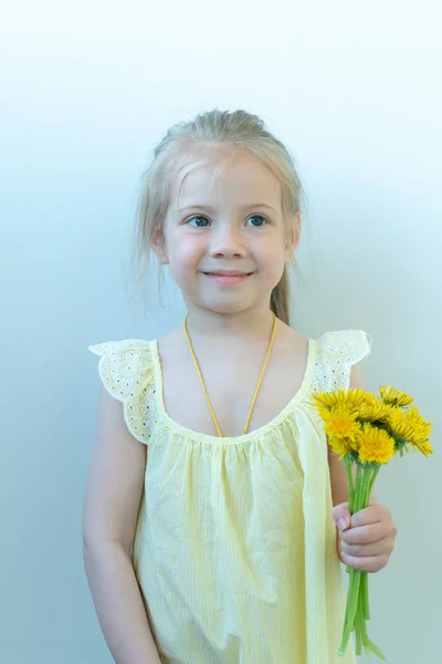 Kleines Mädchen Atelier Mit Gelben Löwenzahn Gelben Kleid — Stockfoto