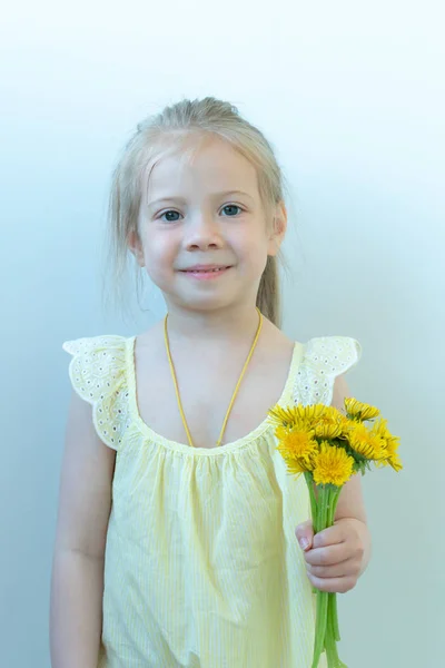 Kleines Mädchen Atelier Mit Gelben Löwenzahn Gelben Kleid — Stockfoto