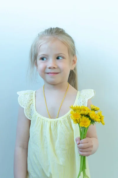 Niña Estudio Con Dientes León Amarillos Pie Vestido Amarillo — Foto de Stock