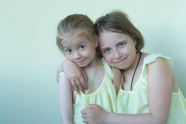 Portret Dwóch Małych Dziewczynek Studiu Stojący Żółtych Sukienkach — Zdjęcie stockowe