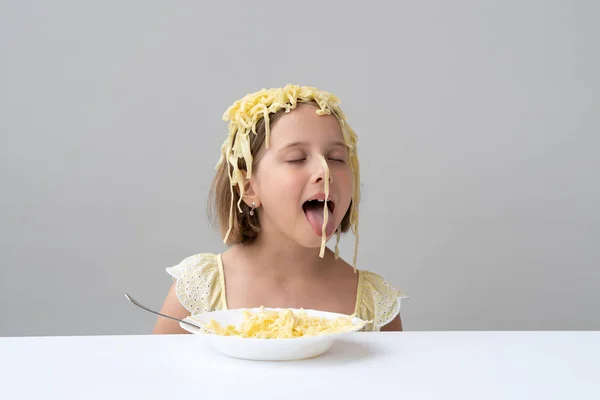 Menina Está Sentada Mesa Comer Macarrão — Fotografia de Stock