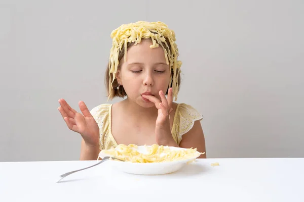 Petite Fille Ont Des Pâtes Couché Sur Tête — Photo