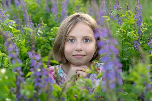 Portret Dziewczyny Lecie Polu Kwiatach — Zdjęcie stockowe
