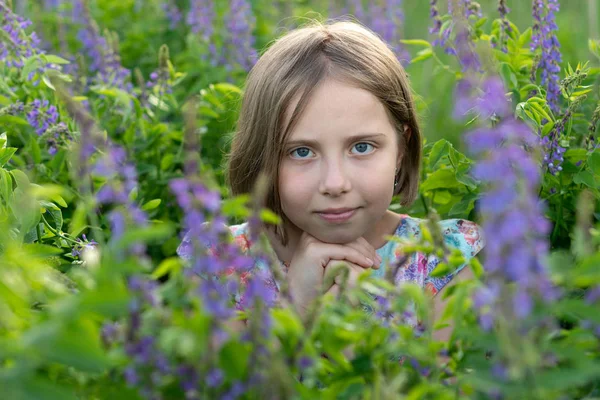 Portret Dziewczyny Lecie Polu Kwiatach — Zdjęcie stockowe