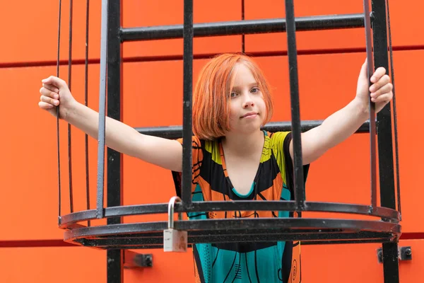 Una Niña Pequeña Las Escaleras Afuera Pie Vestido Color Cerca — Foto de Stock