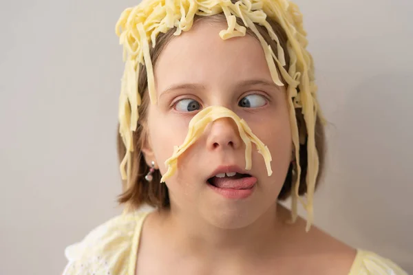 Kleines Mädchen Mit Nudeln Auf Dem Kopf — Stockfoto