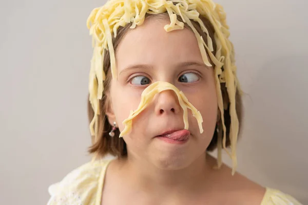 Little Girl Pasta Her Head — Stock Photo, Image