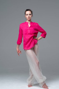 Stüdyoda poz veren genç güzel kız kırmızı gömlekli.