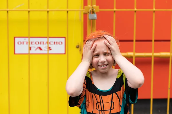 Retrato Niña Cubrió Cara Con Las Manos — Foto de Stock