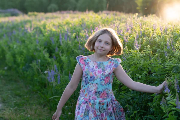 Alanda Yaz Aylarında Küçük Bir Kızın Hamal Renkli Bir Elbise — Stok fotoğraf