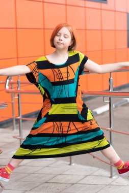 şehirde dışında küçük kız renkli bir elbise içinde