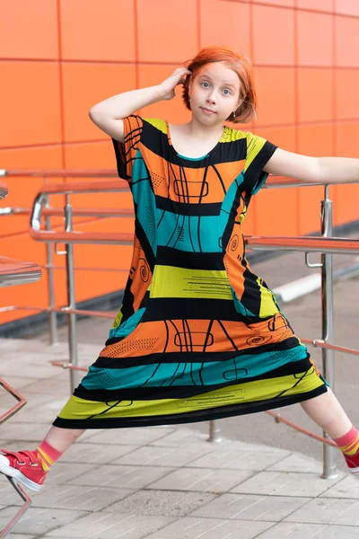 Pequeña Chica Fuera Ciudad Está Vestido Color — Foto de Stock