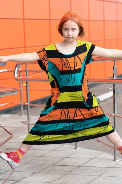 Pequeña Chica Fuera Ciudad Está Vestido Color — Foto de Stock