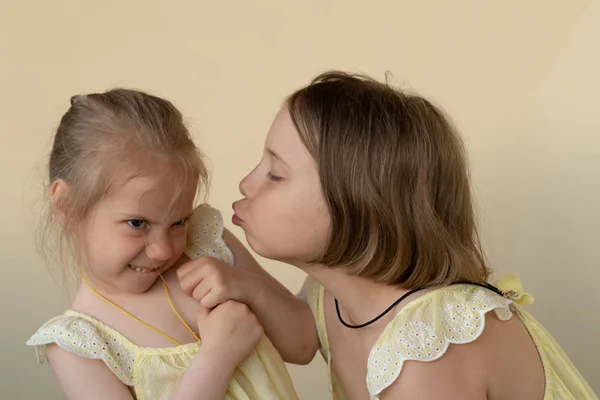 Portrety Dwóch Małych Dziewcząt Stojących Żółte Sukienki — Zdjęcie stockowe