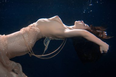 genç güzel kız çıplak sualtı poz