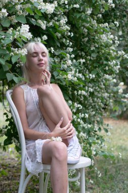 yasemin çalılıkta duran genç güzel bir kız portresi