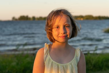 göl yakınında küçük bir kız portresi