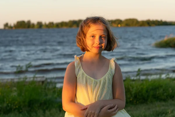 Porträt Eines Kleinen Mädchens Das See Steht — Stockfoto