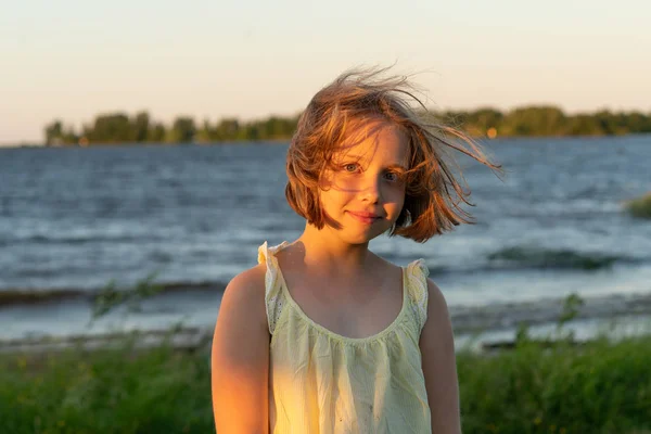 Retrato Uma Menina Perto Lago — Fotografia de Stock