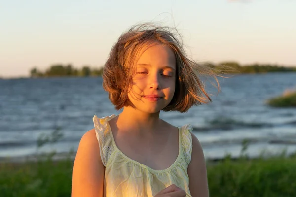 Portret Małej Dziewczynki Stojącej Pobliżu Jeziora — Zdjęcie stockowe
