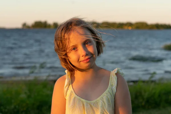 Портрет Маленькой Девочки Стоящей Озера — стоковое фото