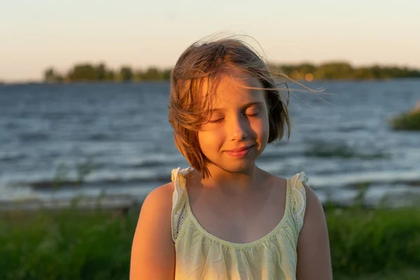 Retrato Uma Menina Fica Perto Lago Vestido Amarelo — Fotografia de Stock
