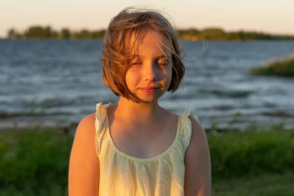 Portret Małej Dziewczynki Stoi Pobliżu Jeziora Żółtej Sukni — Zdjęcie stockowe