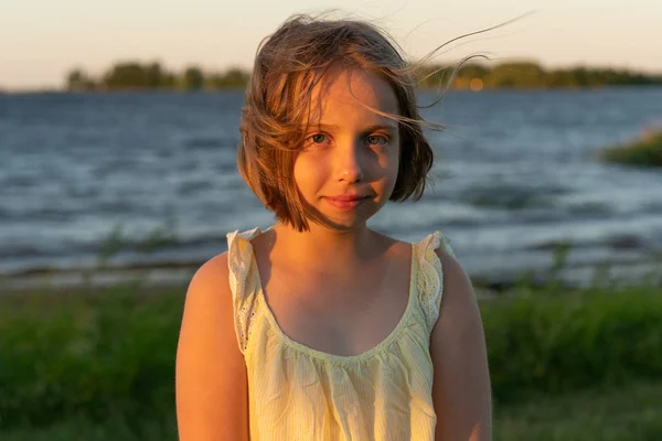 Retrato Uma Menina Fica Perto Lago Vestido Amarelo — Fotografia de Stock