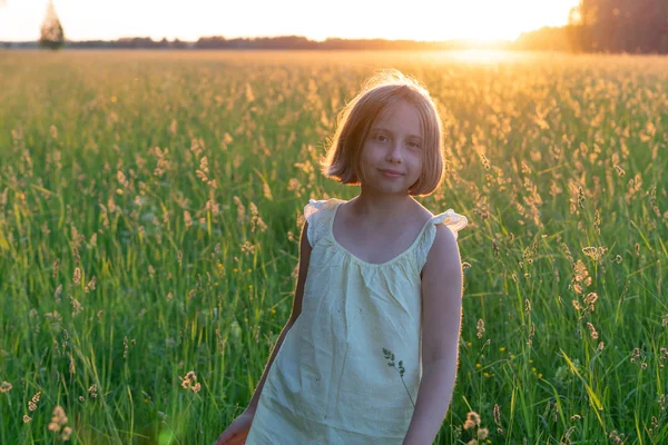 Retrato Una Niña Verano Campo Pie Vestido Amarillo — Foto de Stock