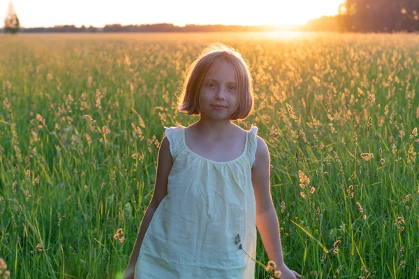 Retrato Una Niña Verano Campo Pie Vestido Amarillo —  Fotos de Stock