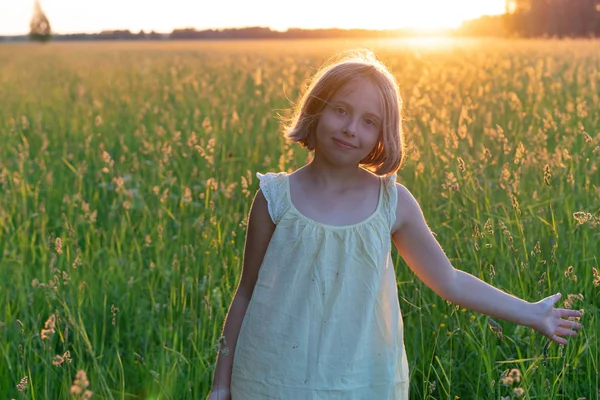 Retrato Uma Menina Verão Campo Vestido Amarelo — Fotografia de Stock