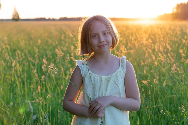 Portret Van Een Klein Meisje Zomer Het Veld Staande Een — Stockfoto