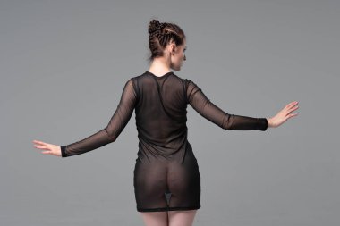 genç güzel kız stüdyoda poz, siyah şeffaf giysiler içinde ayakta