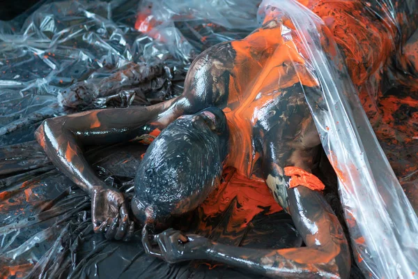 Turuncu boyalı kız.