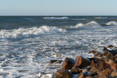 Dalgalar ile Baltık deniz kıyısı
